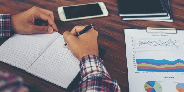 hipster-empresario-escrita-trabalhando-determinar-workspace-lifestyl_1150-841