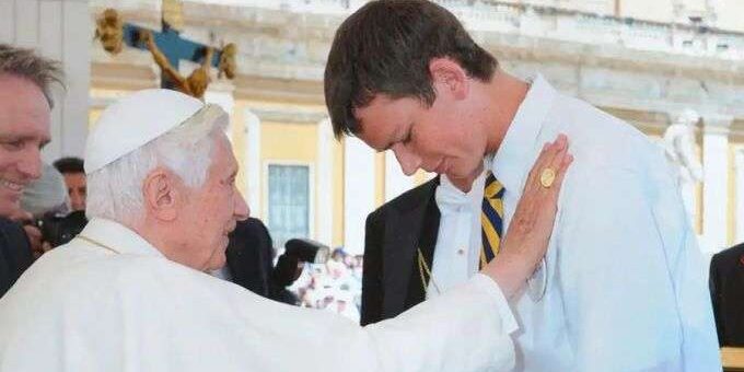 Benedicto-XVI-sacerdote-presunto-milagro-bendicion-08012023