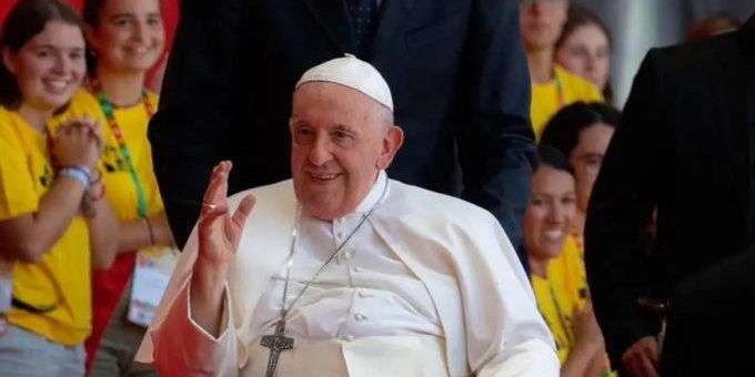 Papa-Francisco-voluntarios-JMJ-Lisboa-2023-surfistas-amor-Daniel-Ibanez-ACI-Prensa-06082023_1